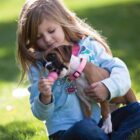 Meisje met Puppy en Kong Puppy