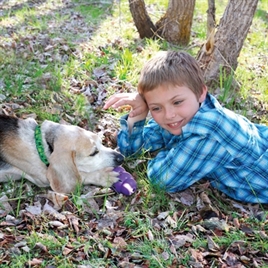 Hond met kind en KONG Senior